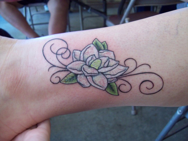 Tatouage au poignet de magnolia