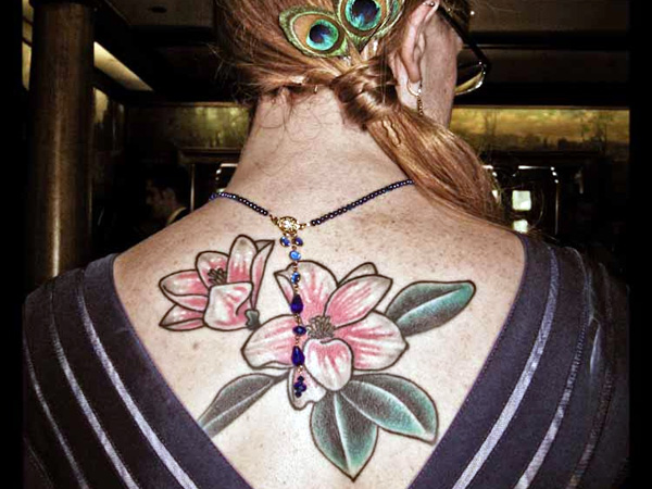 Impressionnant tatouage de magnolia