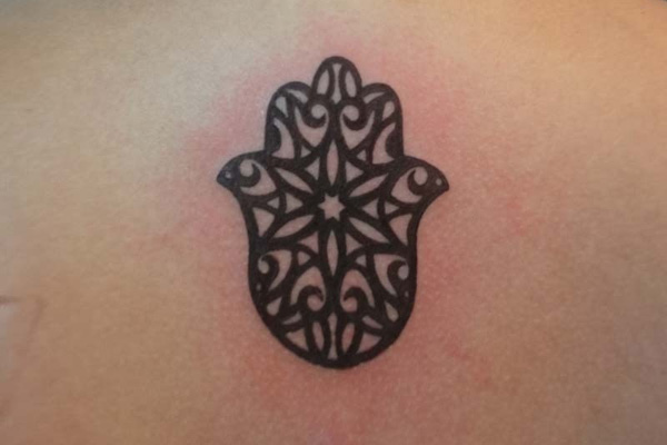 Hamsa à six pétales de fleurs