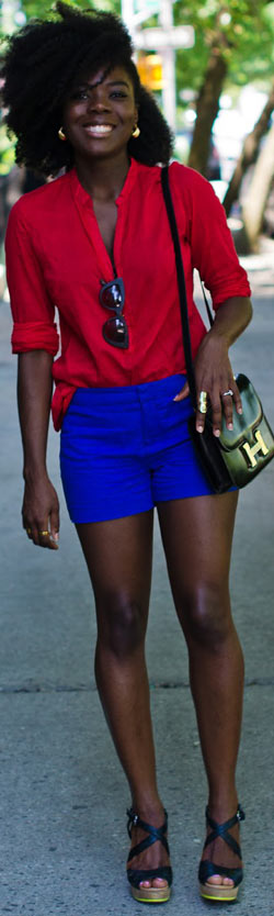 Chemisier rouge et short bleu