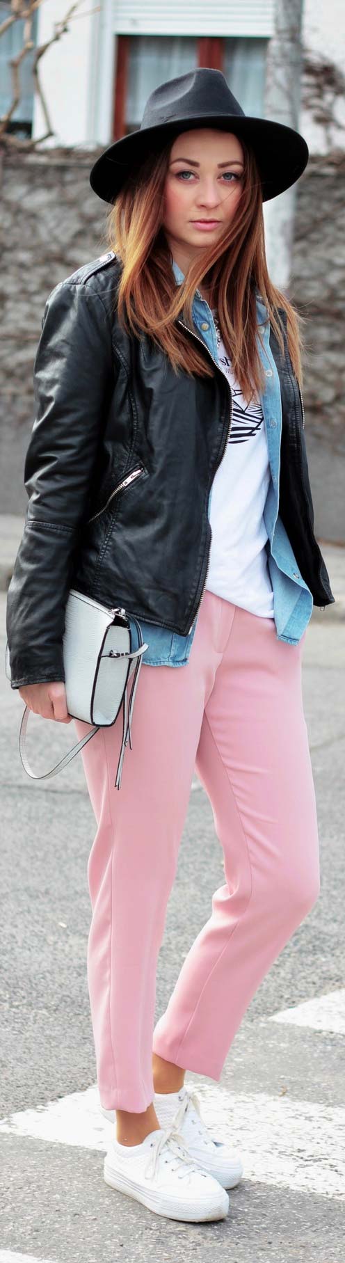 Pantalon rose Baskets blanches Tenue de printemps