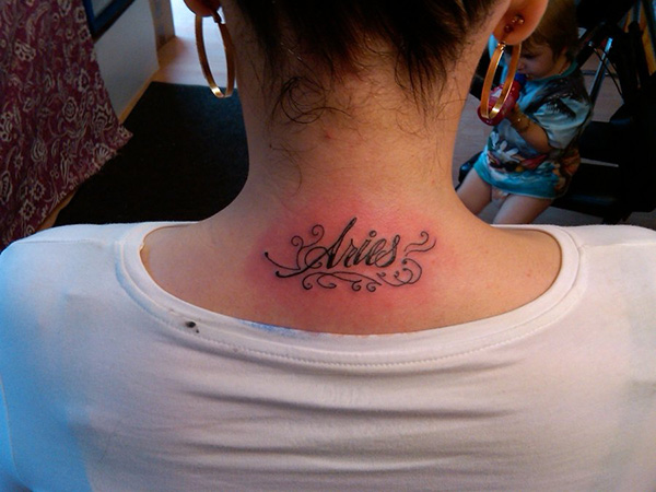 Tatouage femme Bélier stylisé