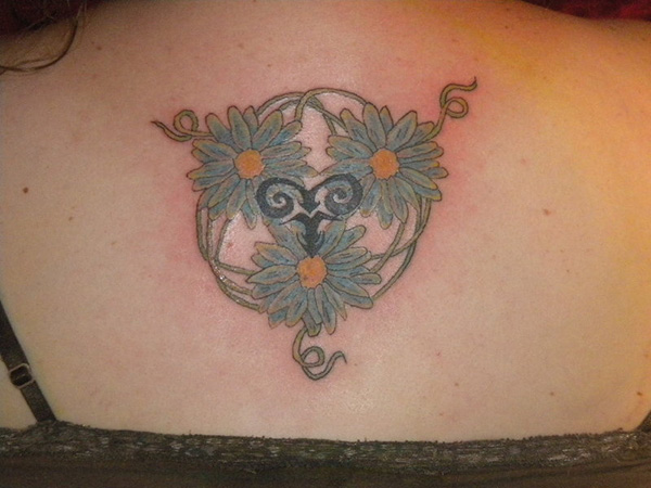 Tatouage de trois fleurs de bélier