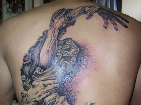 Τρομερό τατουάζ πλάτης