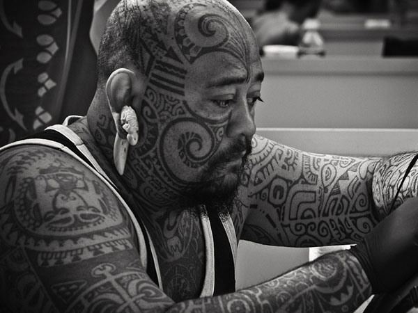 Mec avec tatouage maori