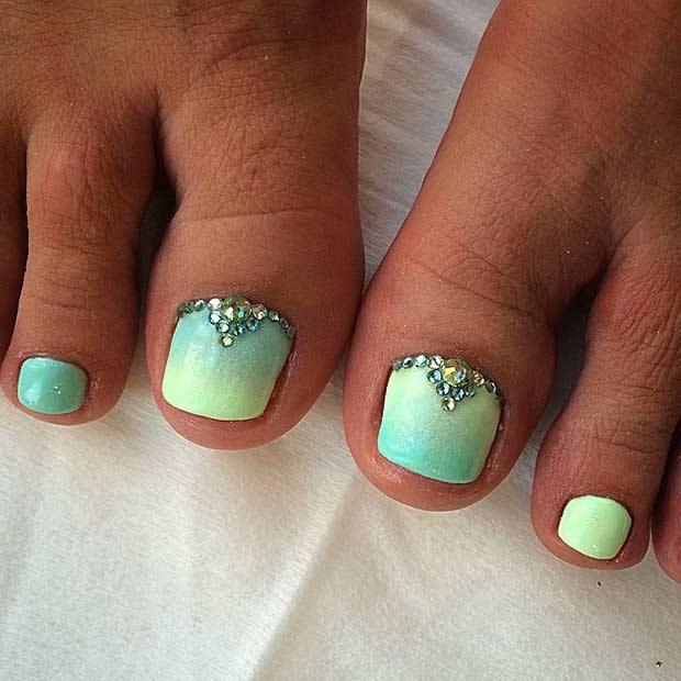 Conception d'ongles d'orteil bling vert ombré