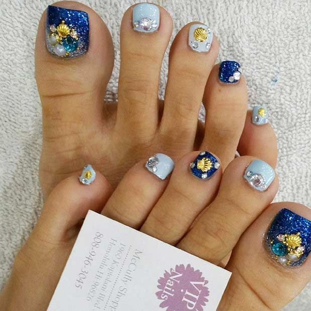 Conception d'ongles d'orteils de plage à paillettes bleues