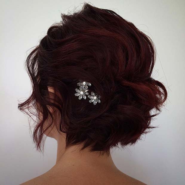 Superbe coiffure avec un accessoire scintillant