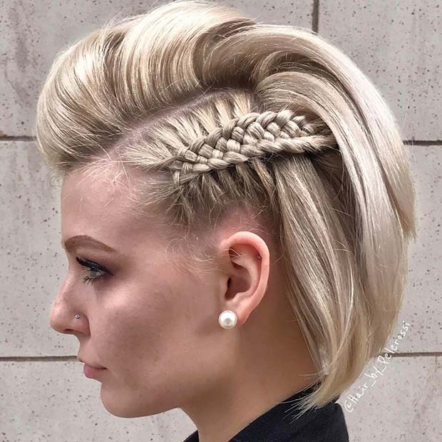 Coiffure courte avec une tresse unique