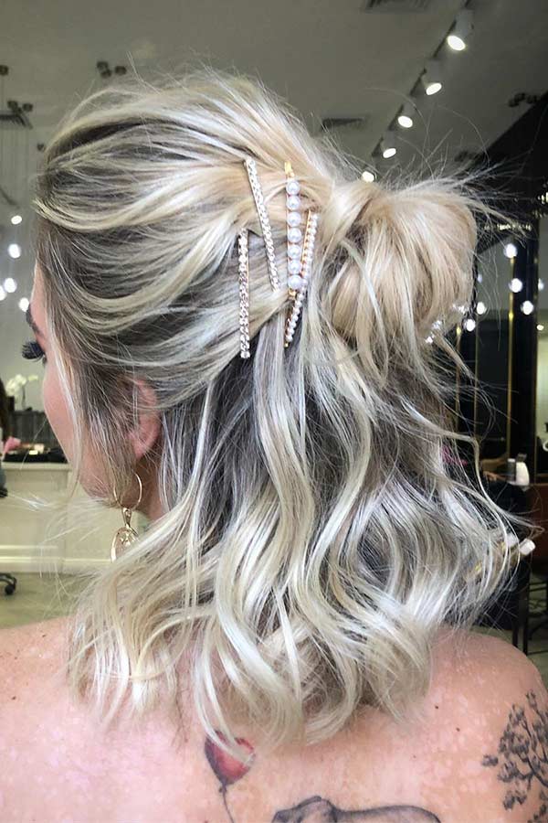 Coiffure mignonne mi-haut mi-bas pour cheveux courts