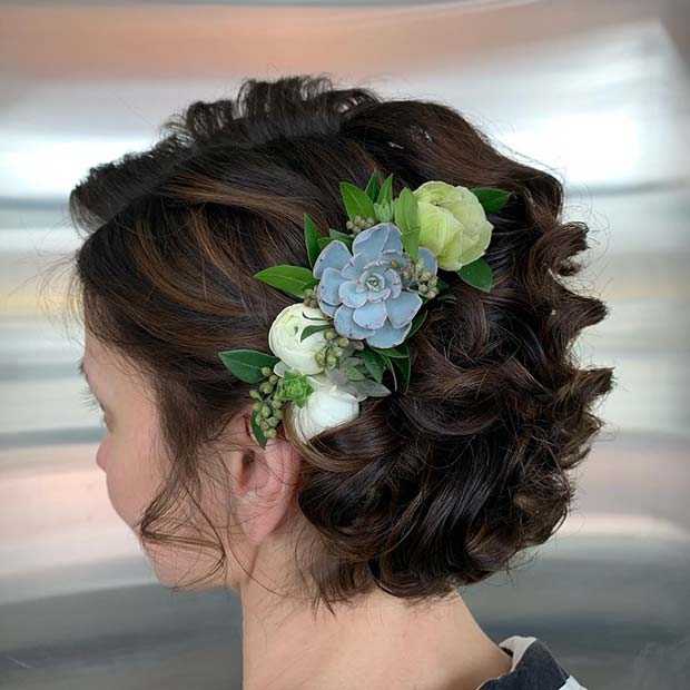 Coiffure courte et frisée élégante avec des fleurs