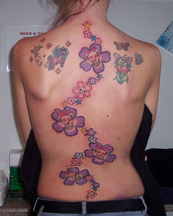 Tatouage De Crânes De Fleurs Dans Le Dos