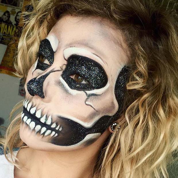 Maquillage de crâne d'Halloween effrayant pour des idées de maquillage d'Halloween uniques à essayer