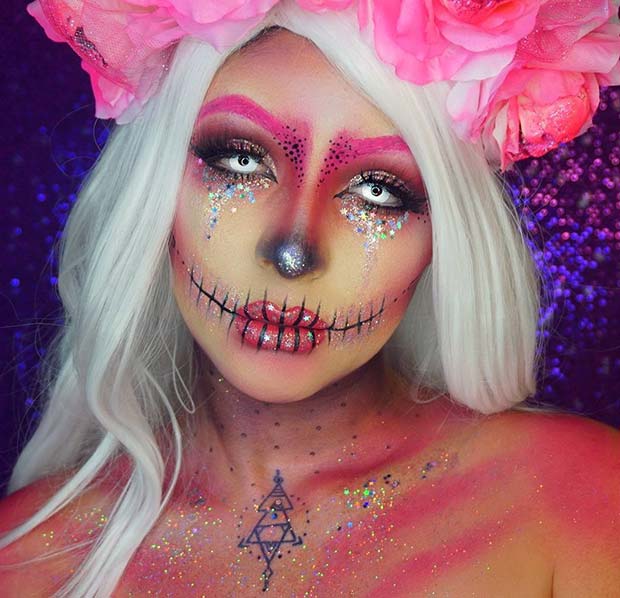 Crâne à paillettes roses pour des idées de maquillage d'Halloween uniques à essayer