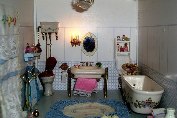 Petite salle de bain ornée