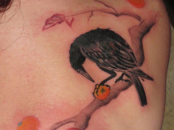Beau tatouage de corbeau