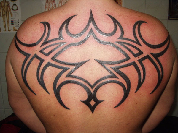 Grand tatouage tribal