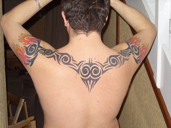 Tatouage tribal élégant dans le dos