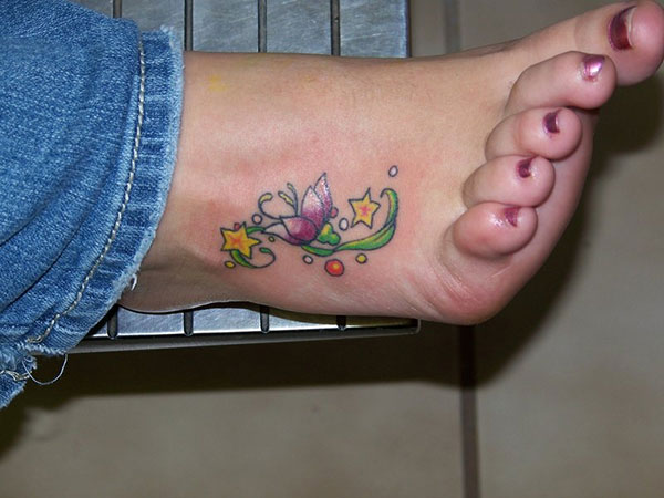 Tatouage de couleurs de pied minuscule