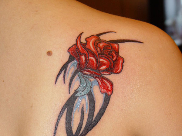 Idée de tatouage de rose rouge