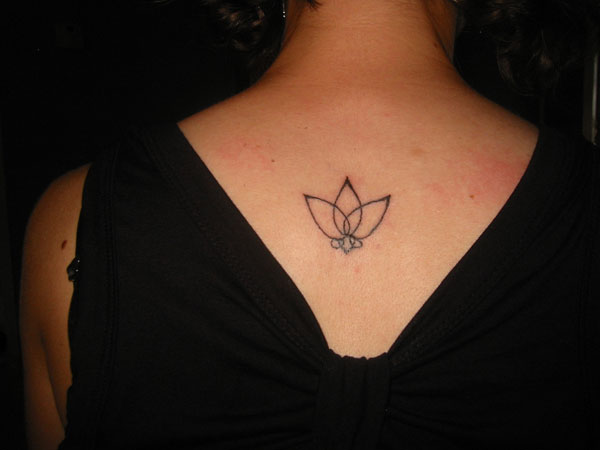 Tatouage de fleur vigilant