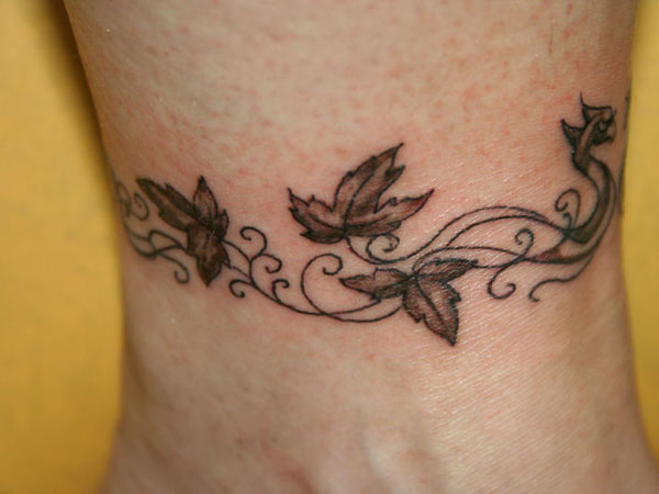 Tatouage de feuilles de rose pour elle