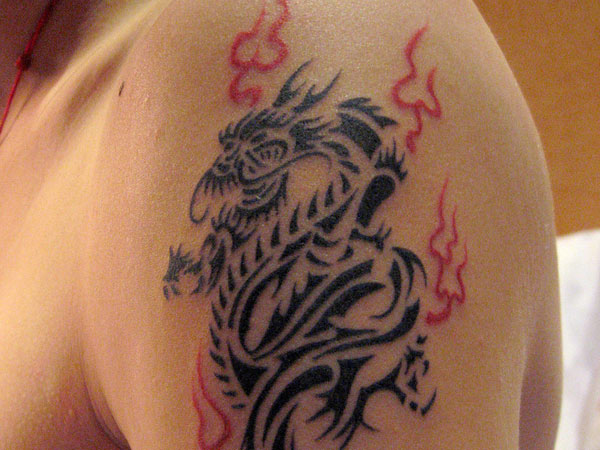 Ελκυστικό τατουάζ δράκου