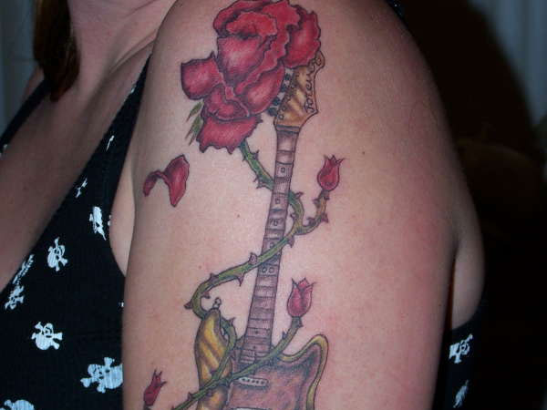 Tatouage de jambe de guitare rose