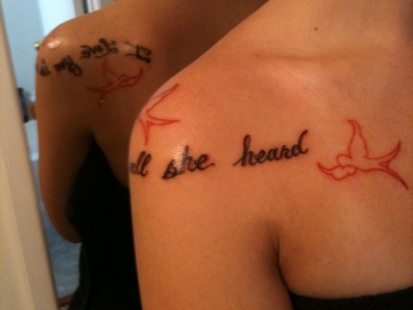 Elle a entendu un tatouage de texte