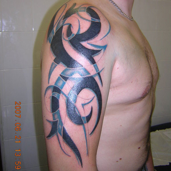 Tatouage de bras bicolore