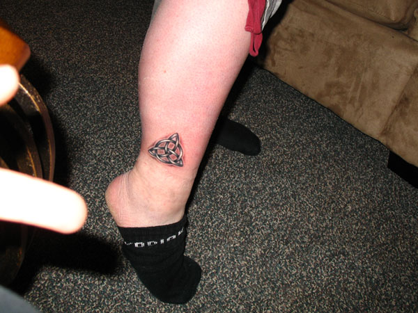 Tatouage Pied Triquetra