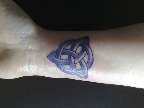 Triquetra violet