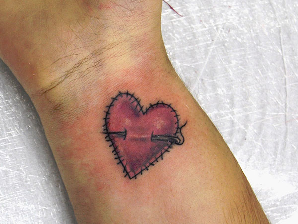 Tatouage de coeur cousu