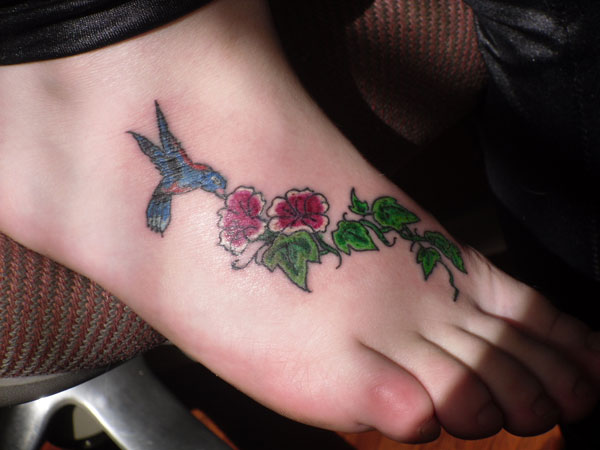 Tatouage de fleurs volantes