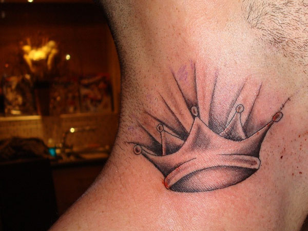 Sunny Crown Neck Tattoo για άνδρες