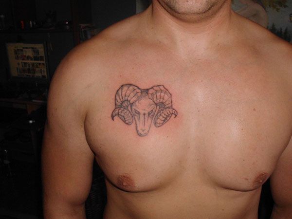 Τατουάζ στο στήθος Κριός