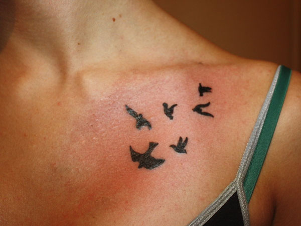 Tatouage de silhouettes d'oiseaux volants