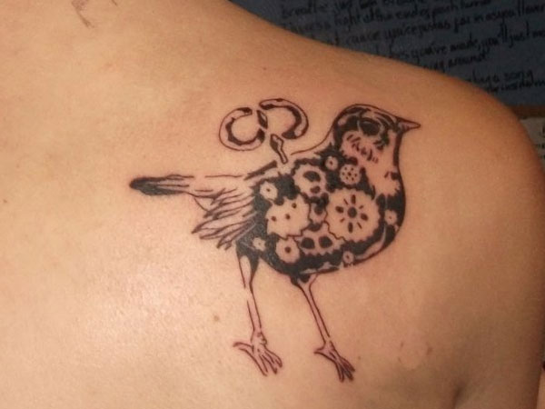 Tatouage d'oiseau de fleur