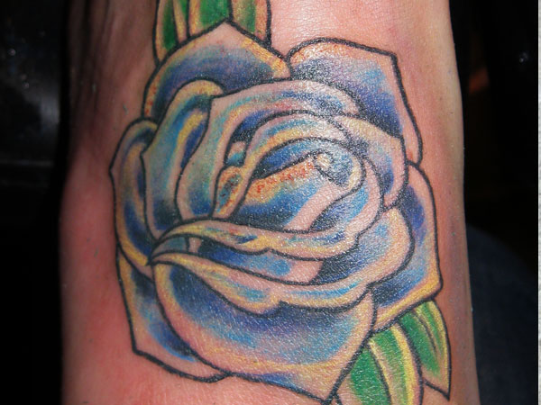 Tatouage rose de la liberté bleue