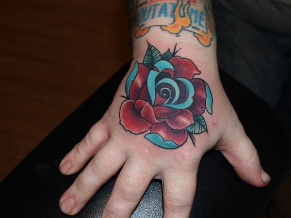 Tatouage rose à la main