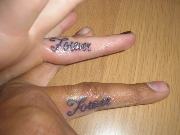 Τατουάζ που ταιριάζουν με τα δάχτυλα