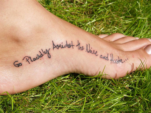 Τατουάζ λέξεων περιγράμματος ποδιών