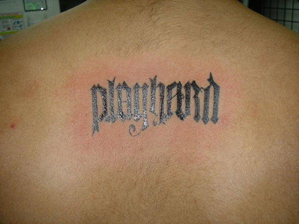 Στενό στυλιζαρισμένο τατουάζ λέξης