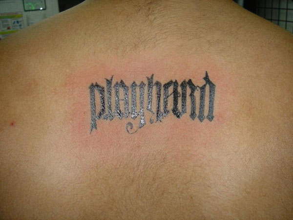 Tatouage de mot stylisé étroit