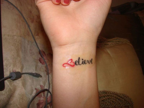 Tatouage de mot coeur mignon