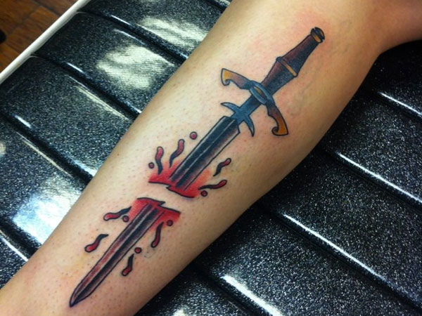 Τατουάζ με ξίφος ποδιών
