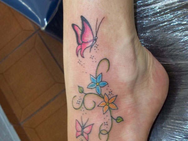 Tatouage papillon avec des fleurs