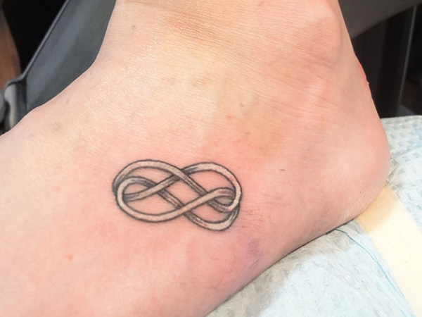 Tatouage infini pied