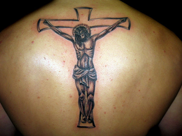 Dieu sur le tatouage de croix