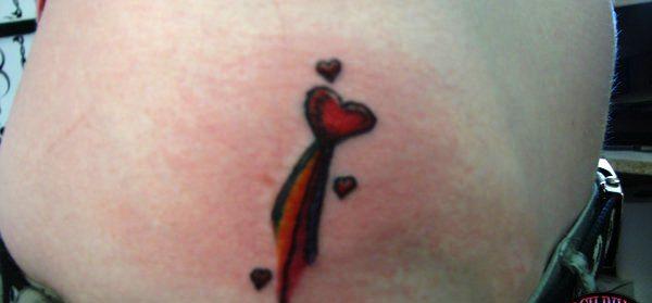 Tatouage coeur arc-en-ciel